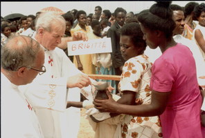 Mons. Guido Franzoni battezza 85 cristiani con i nomi delle vitime della strage di Bologna