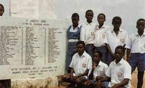 Gli studendi el Bishop Comboni College vicino alla lapide delle vittime della stazione di Bologna